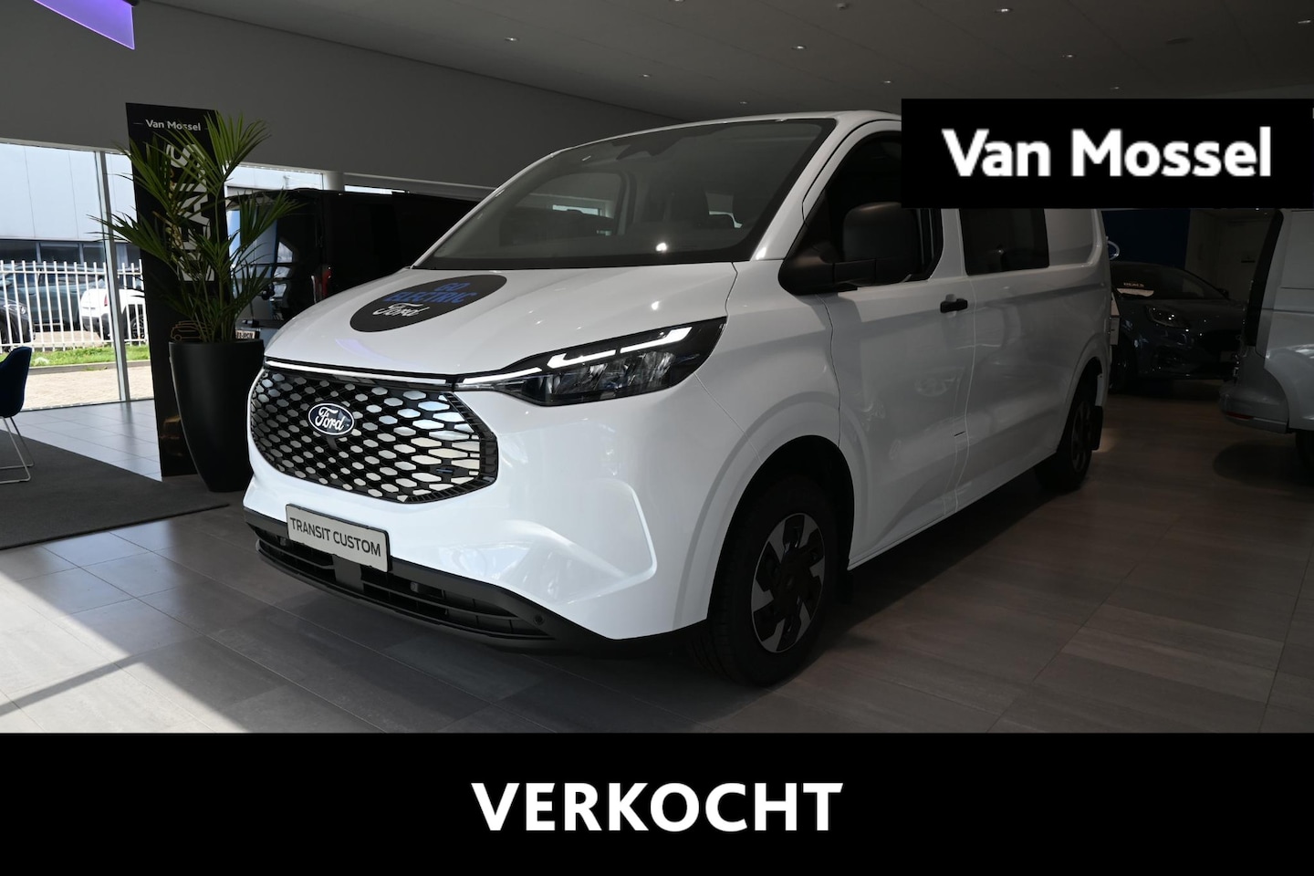 Ford Transit Custom - E-Transit 320 L2H1 Trend 65 kWh Dubbel Cabine | Trekhaak | 6 Zitplaatsen | Betonplex Laadv - AutoWereld.nl