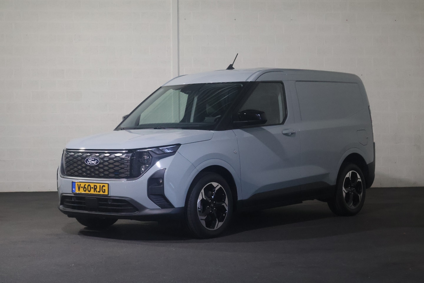 Ford Transit Courier - E-Transit Limited 44 kWh Navigatie Airco - AutoWereld.nl