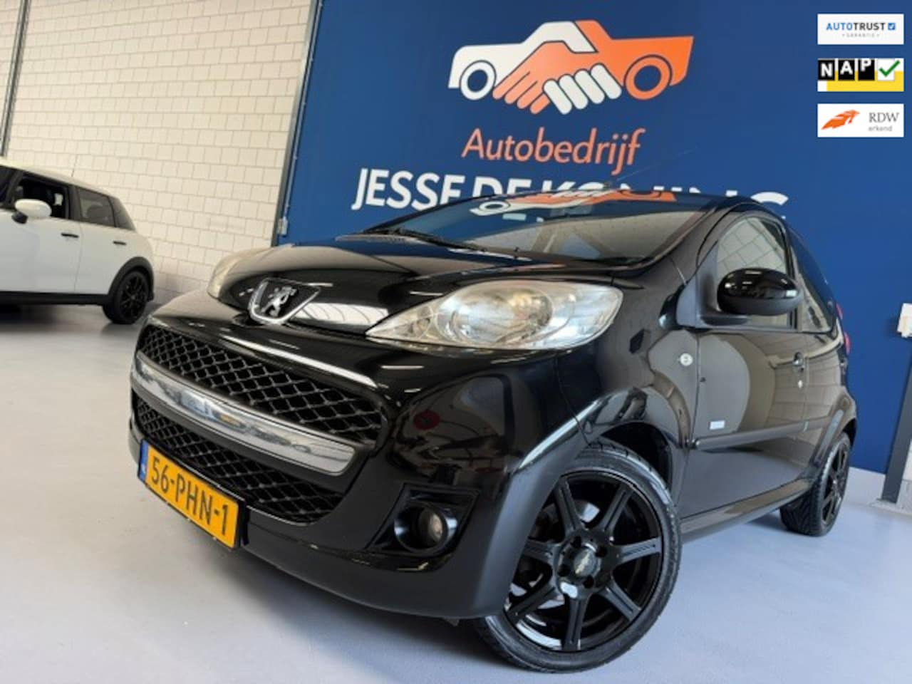 Peugeot 107 - 1.0-12V Millesim 200 automaat / bj.2011 / kleur: zwart/ 5 deurs / airco / sportvelgen / AP - AutoWereld.nl