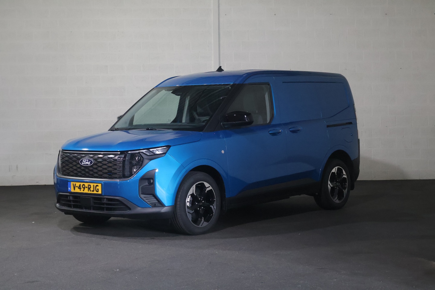 Ford Transit Courier - E-Transit Limited 44 kWh 2x Schuifdeur Navigatie Airco - AutoWereld.nl