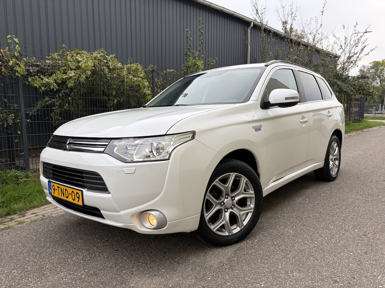 Mitsubishi Outlander - 2.0 PHEV instyle / AUTOMAAT / LEER / NAVI / SCHUIFDAK - AutoWereld.nl