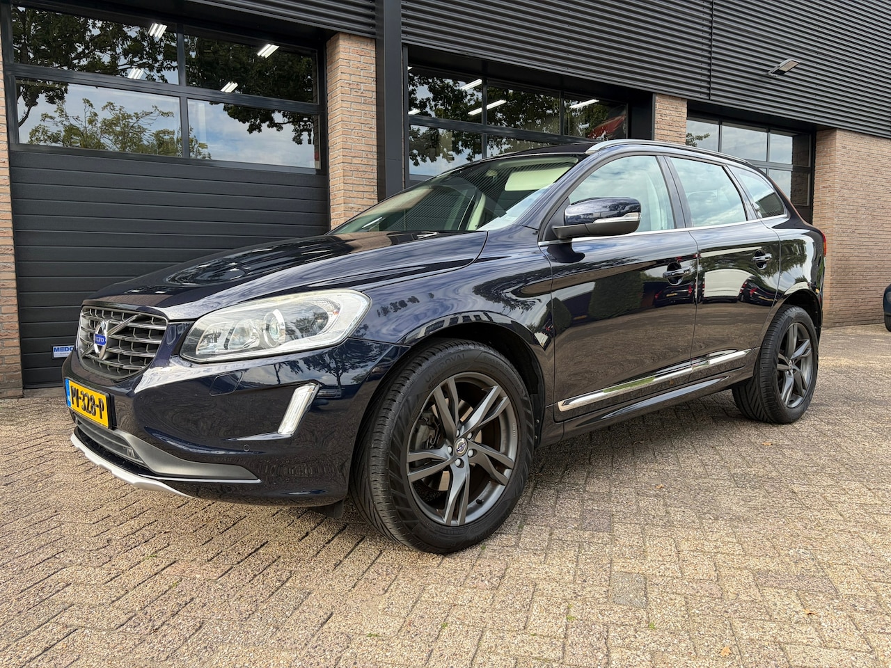 Volvo XC60 - 2.0 D4 FWD R-Design Automaat trekhaak dealer onderhouden - AutoWereld.nl