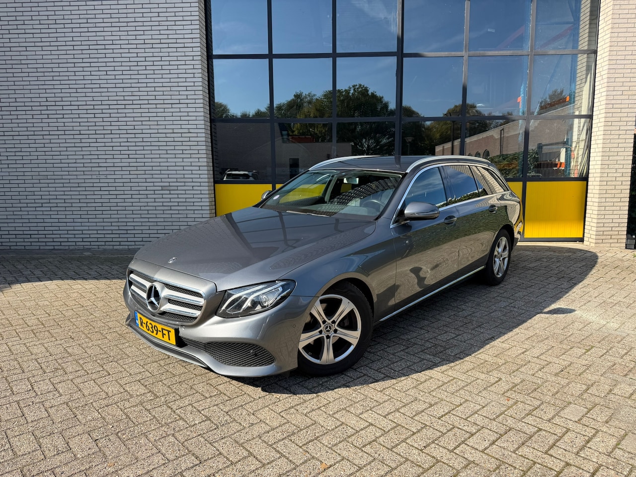 Mercedes-Benz E-klasse Estate - 200 Premium 200 Premium, Luchtvering, Trekhaak, 4 seizoenen banden, Elektrische stoelen & sfeerverlich - AutoWereld.nl