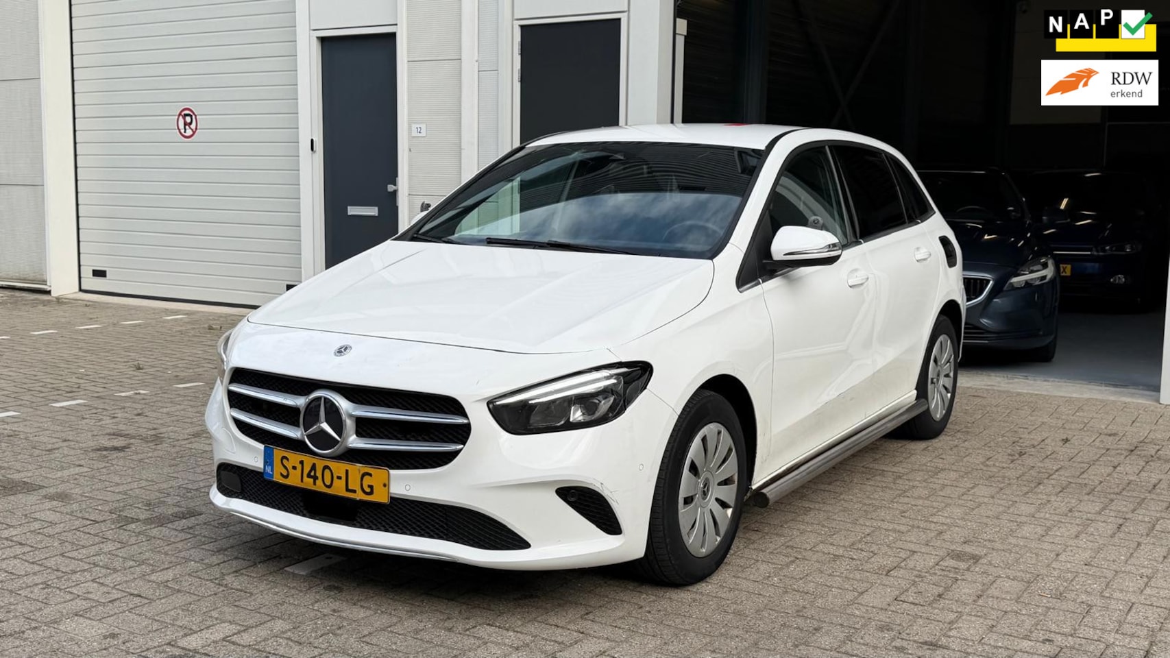 Mercedes-Benz B-klasse - 200 Luxury Line 2023 - Led- Leder-acc - - AutoWereld.nl