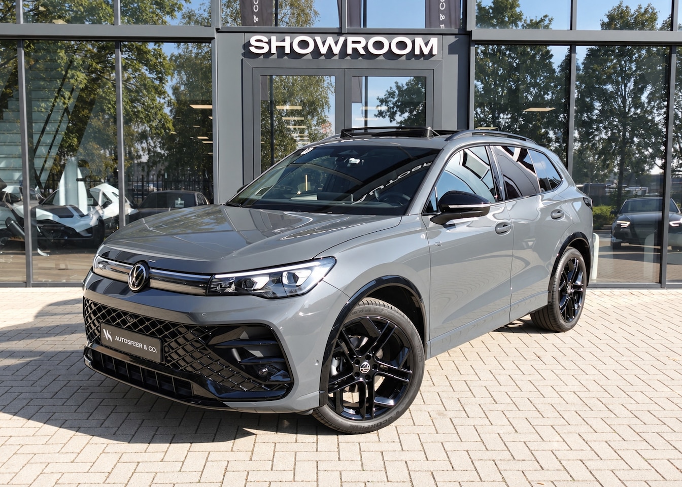 Volkswagen Tiguan - 1.5 eTSI R-Line Edition PANO KEYLESS 360 - AutoWereld.nl