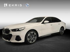 BMW 5-serie - Sedan 520d | M-Sportpakket | LED | HUD | Active cruise | Trekhaak | Stoelverwarming | DAB