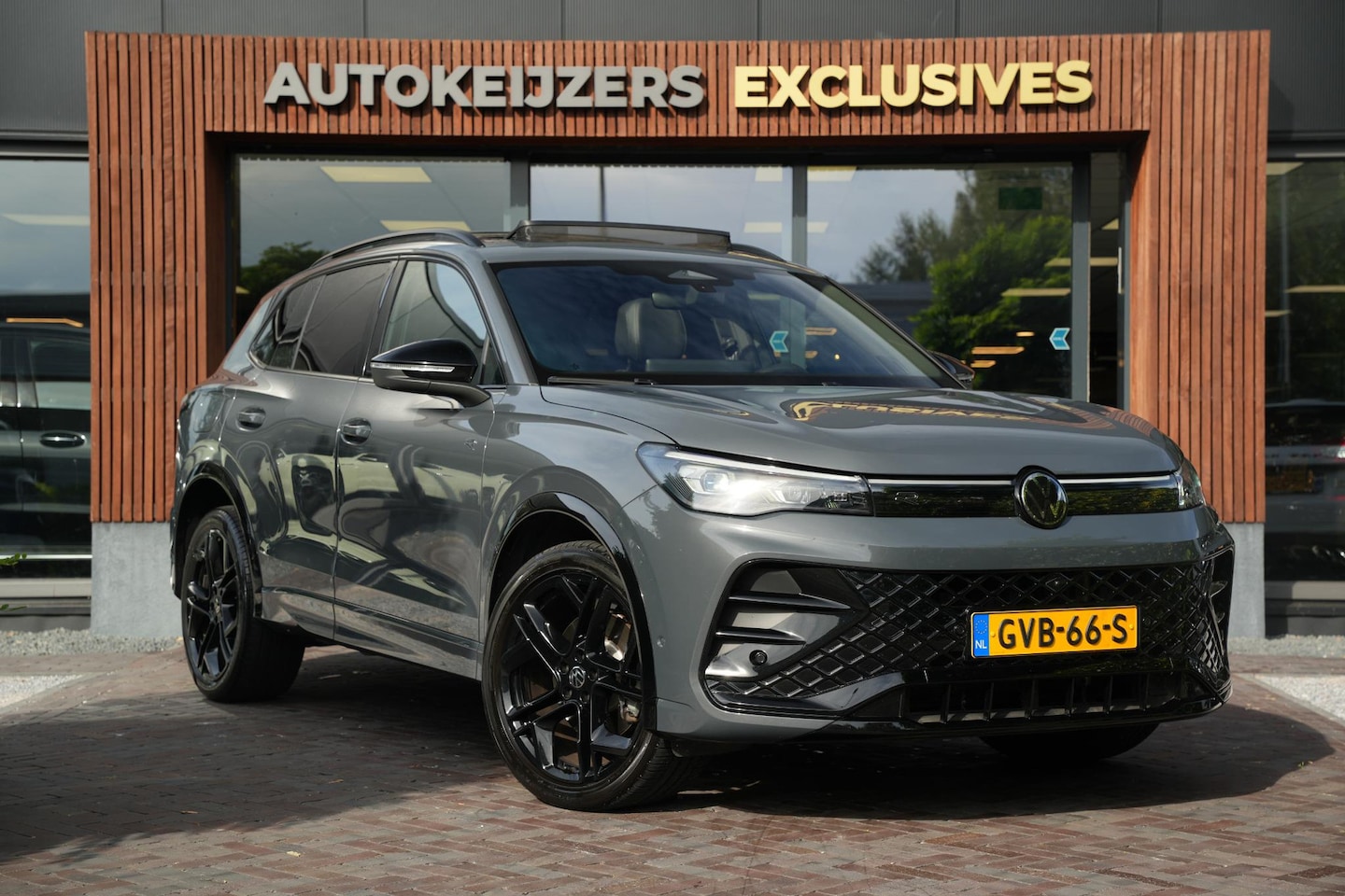 Volkswagen Tiguan - 1.5 eHybrid R-Line Business Pano Leer Massage NL auto - AutoWereld.nl