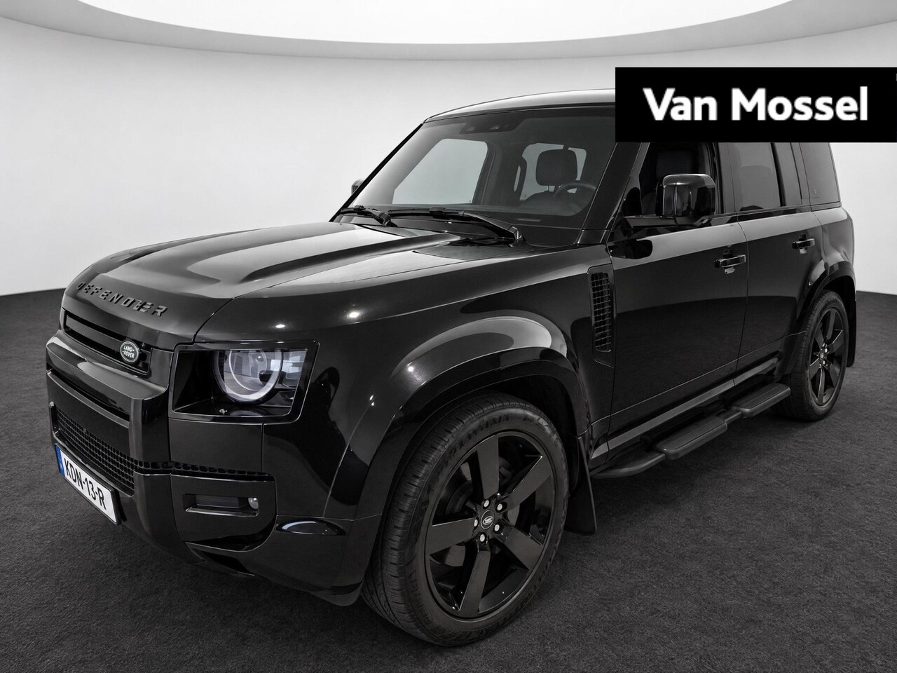 Land Rover Defender 110 - 2.0 P300e 110 X-Dynamic HSE Quick Silver uitlaatsysteem | Treeplanken | Spatlappen | 22 in - AutoWereld.nl
