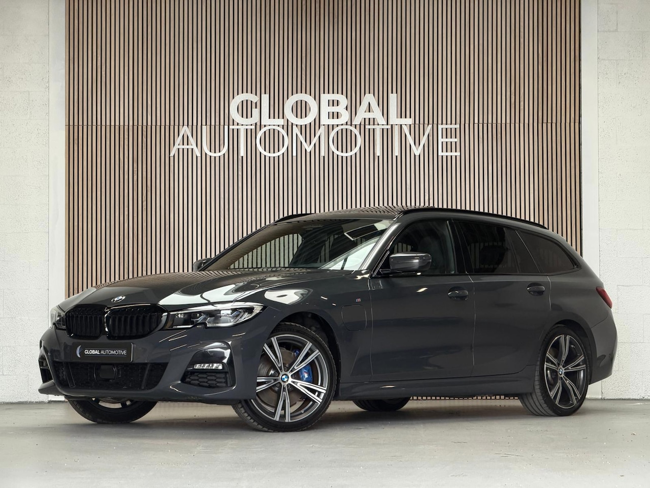BMW 3-serie Touring - 330e xDrive High Executive M Sport - Dravit Grau - Laserlampen - M Stoelen - Head Up Dislp - AutoWereld.nl