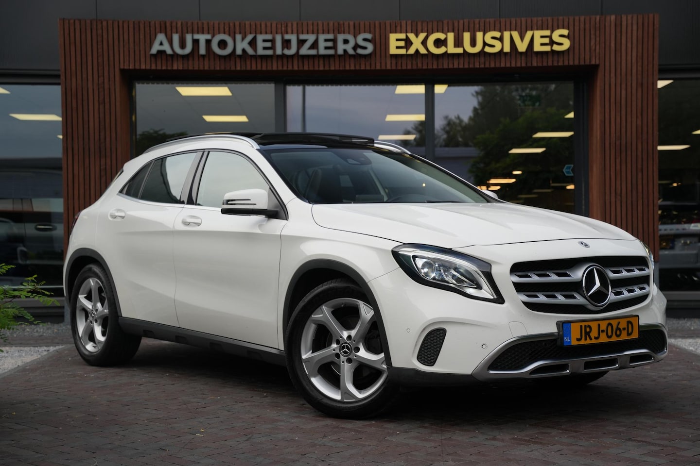 Mercedes-Benz GLA-Klasse - 180 Business Solution Pano Led - AutoWereld.nl