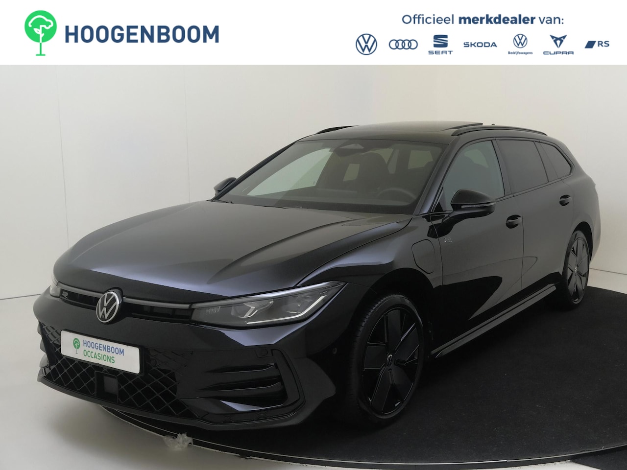 Volkswagen Passat Variant - 1.5 eHybrid R-Line Edition | SoH 95% | Panoramadak | Trekhaak | Lederen bekleding 'Puglia' - AutoWereld.nl