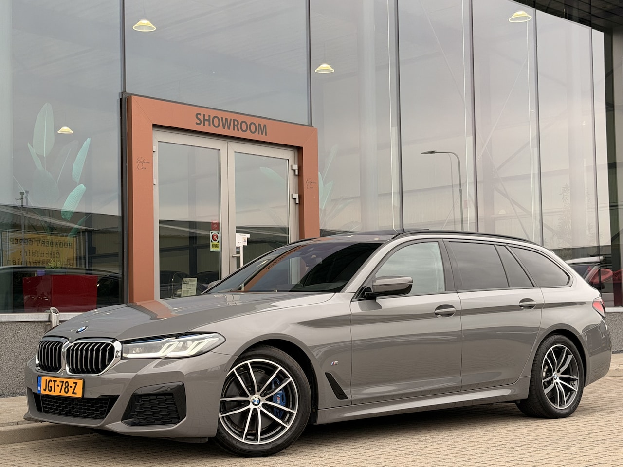 BMW 5-serie Touring - 530i M-Sport | Pano | HUD | Laser | Stoelverwarming voor + achter | Cruise | Leder | Sfeer - AutoWereld.nl