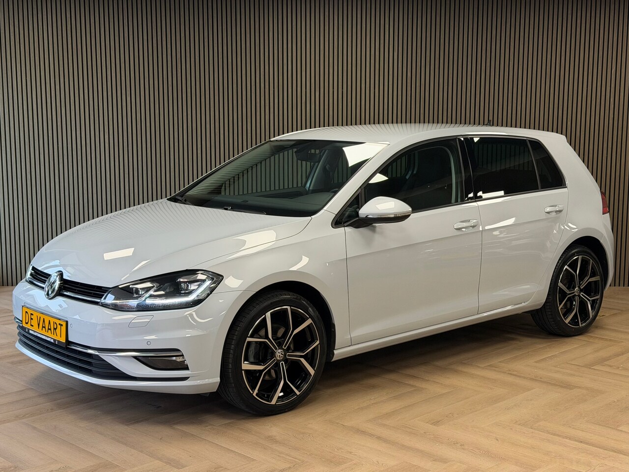 Volkswagen Golf - 1.5 TSI Highline 150PK DSG NAVIGATIE LED ACC PDC V+A MASSAGESTOELEN - AutoWereld.nl