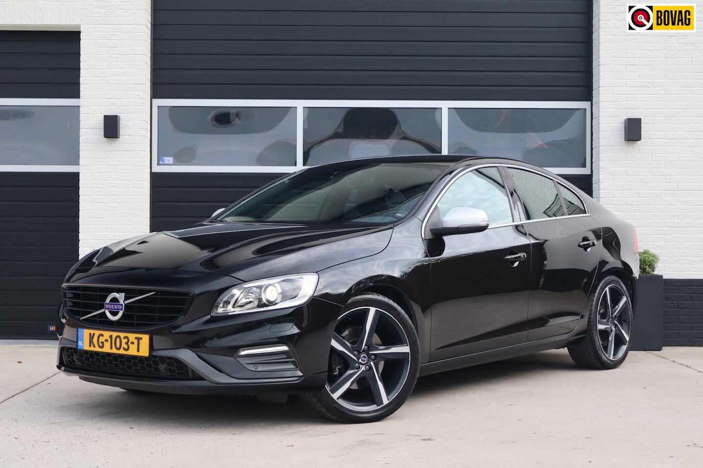 Volvo S60 - 2.0 T6 306pk R-Design - 19 inch - Sportstoelen - Camera - Trekhaak - Distributie vervangen - AutoWereld.nl