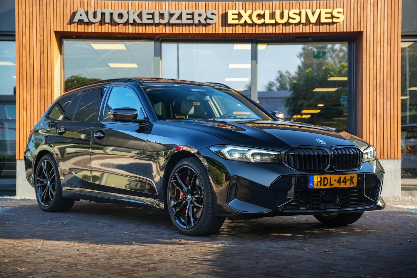 BMW 3-serie Touring - 330e xDrive M Pakket Panoramadak HUD Camera ACC Harman Kardon - AutoWereld.nl