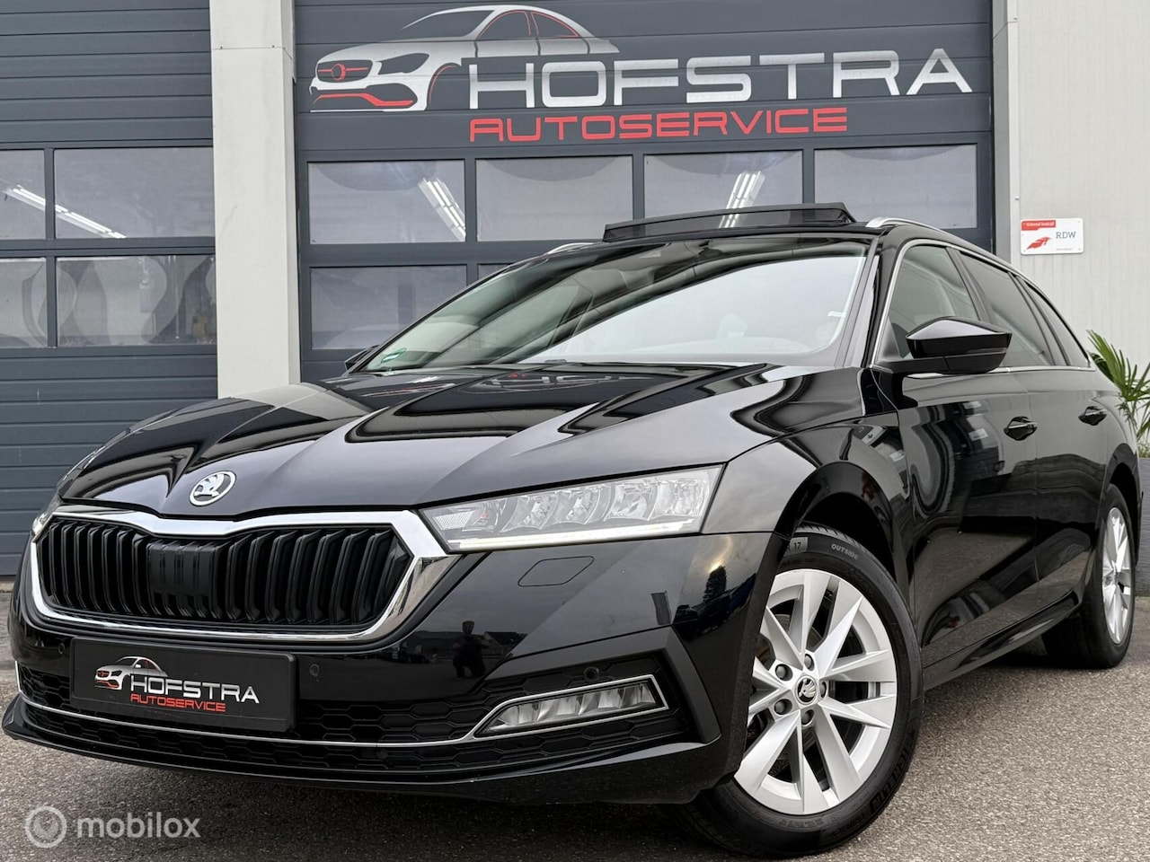 Skoda Octavia Combi - 1.0 TSI Business Edition Plus Pano Trekhk - AutoWereld.nl