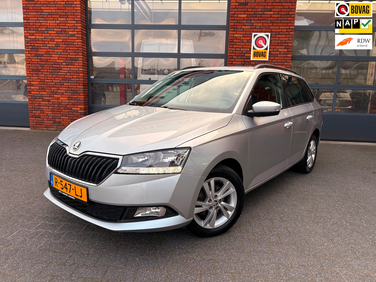 Skoda Fabia Combi - 1.0 TSI Ambition | Cruise control | Regen en Lichtsensor| Apple Carplay | All Season bande - AutoWereld.nl