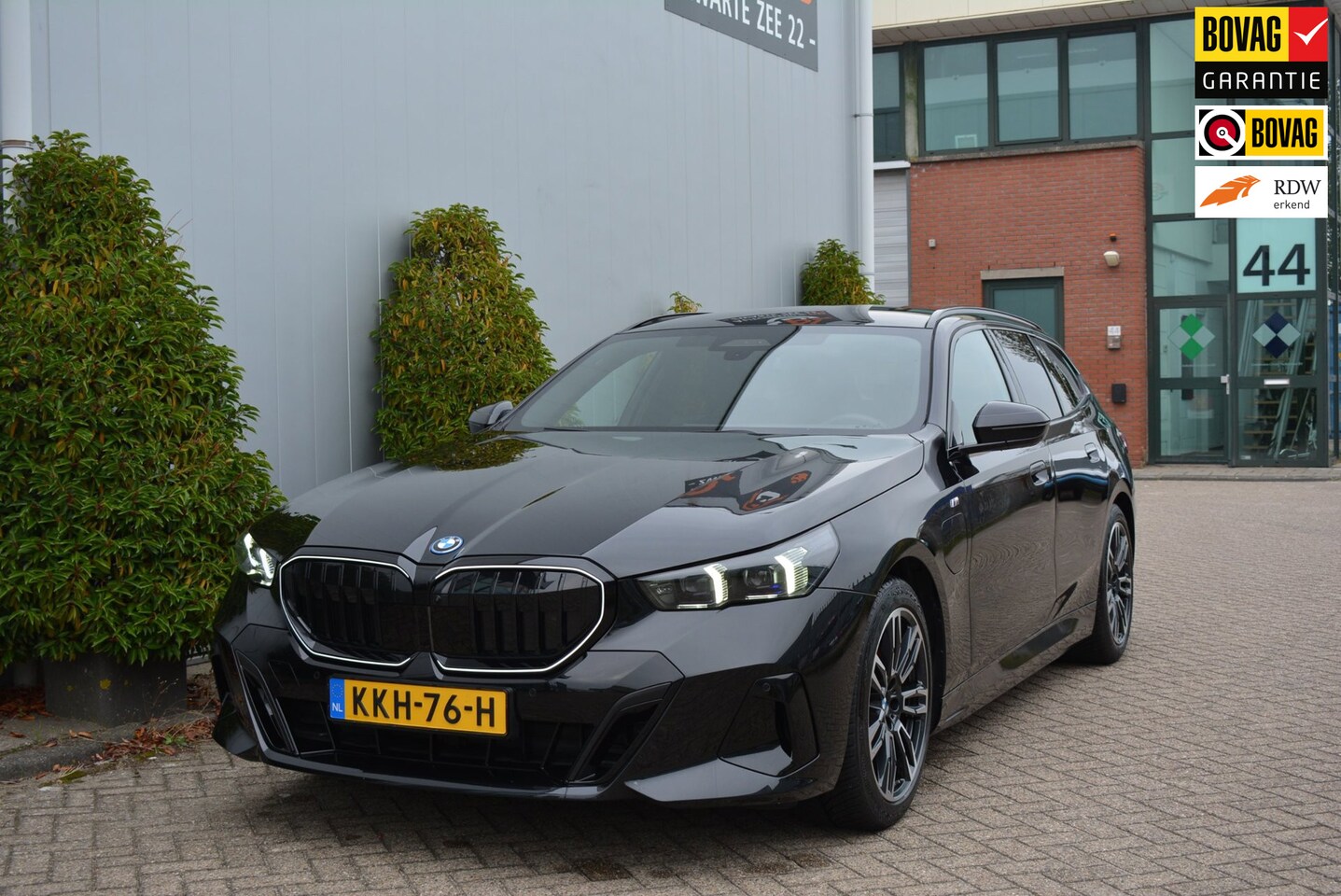 BMW 5-serie Touring - 530e M Sport Shadow |Pano|Leder|Sfeer|360cam - AutoWereld.nl