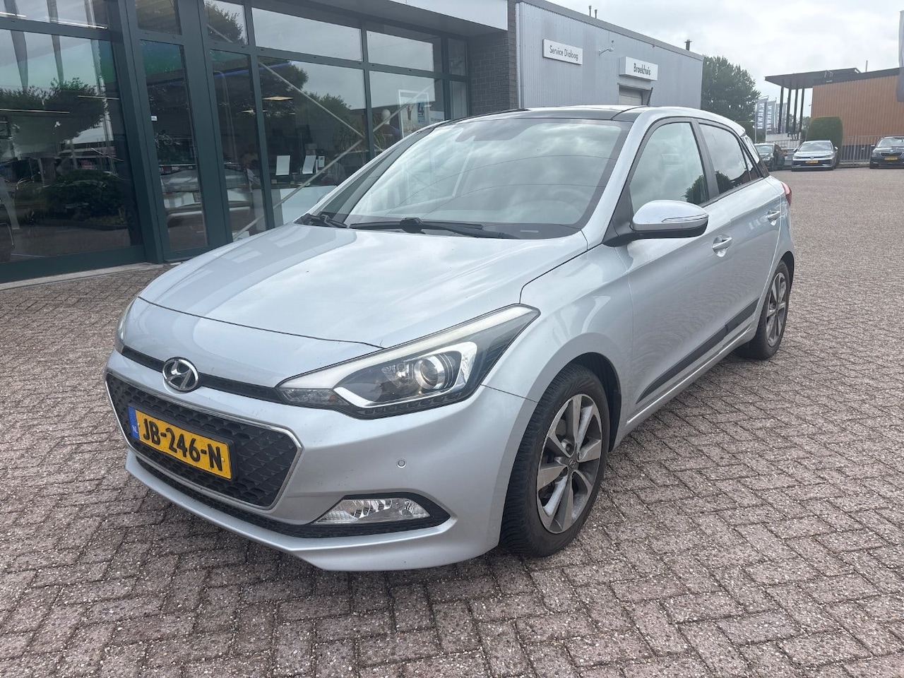 Hyundai i20 - 1.2 HP i-Motion Premium | Climate controle | Trekhaak | Cruise controle | Panoramadak | Pa - AutoWereld.nl