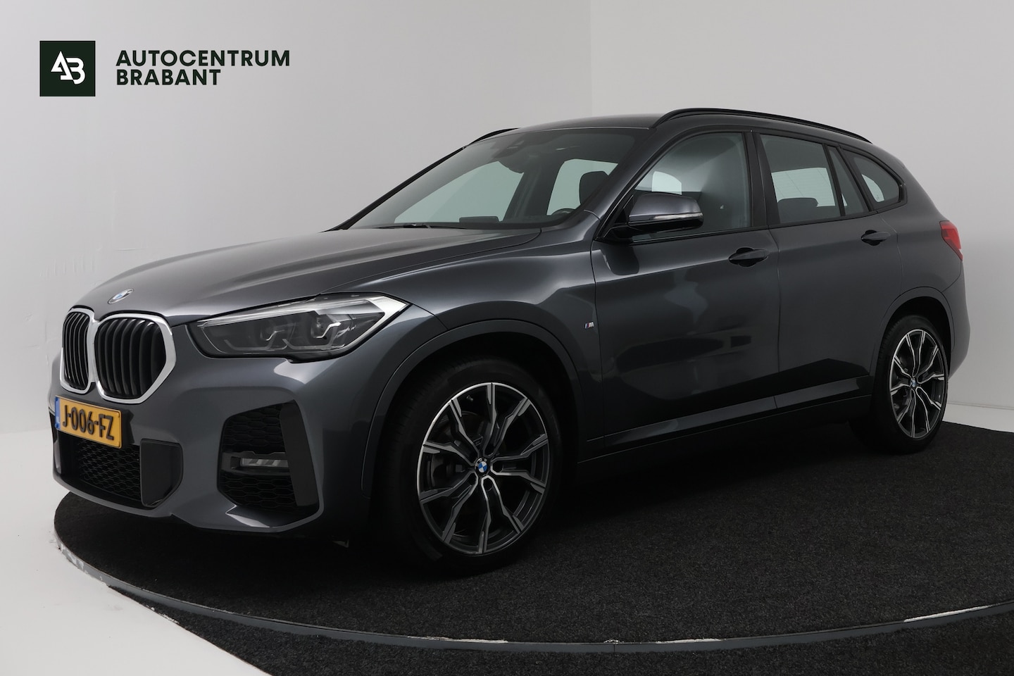 BMW X1 - sDrive18i High Executive (SFEERVERLICHTING, NAVIGATIE, CRUISE CONTROL, DEALER ONDERHOUDEN) - AutoWereld.nl