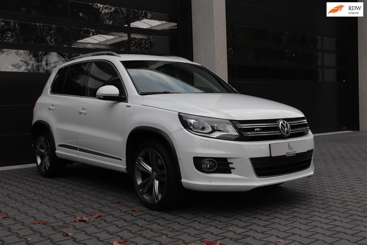 Volkswagen Tiguan - 2.0 TSI Sport&Style 4Motion|R-Line|Xenon Led| DSG |Camera| 19 inch| Trekhaak| - AutoWereld.nl