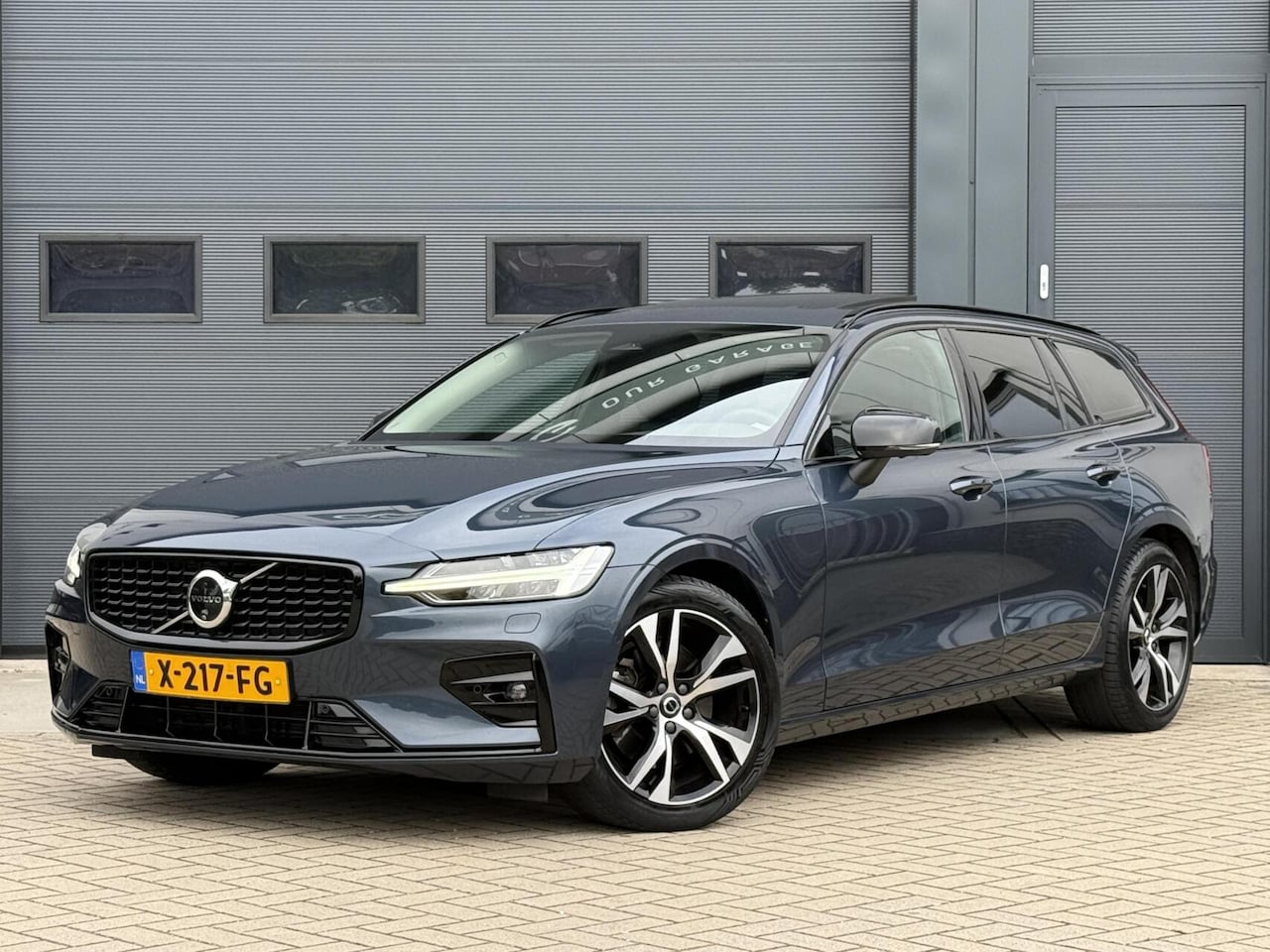 Volvo V60 - B3 Ultimate Dark|360|Pano|H&K||Memory|Trekhaak|NL - AutoWereld.nl