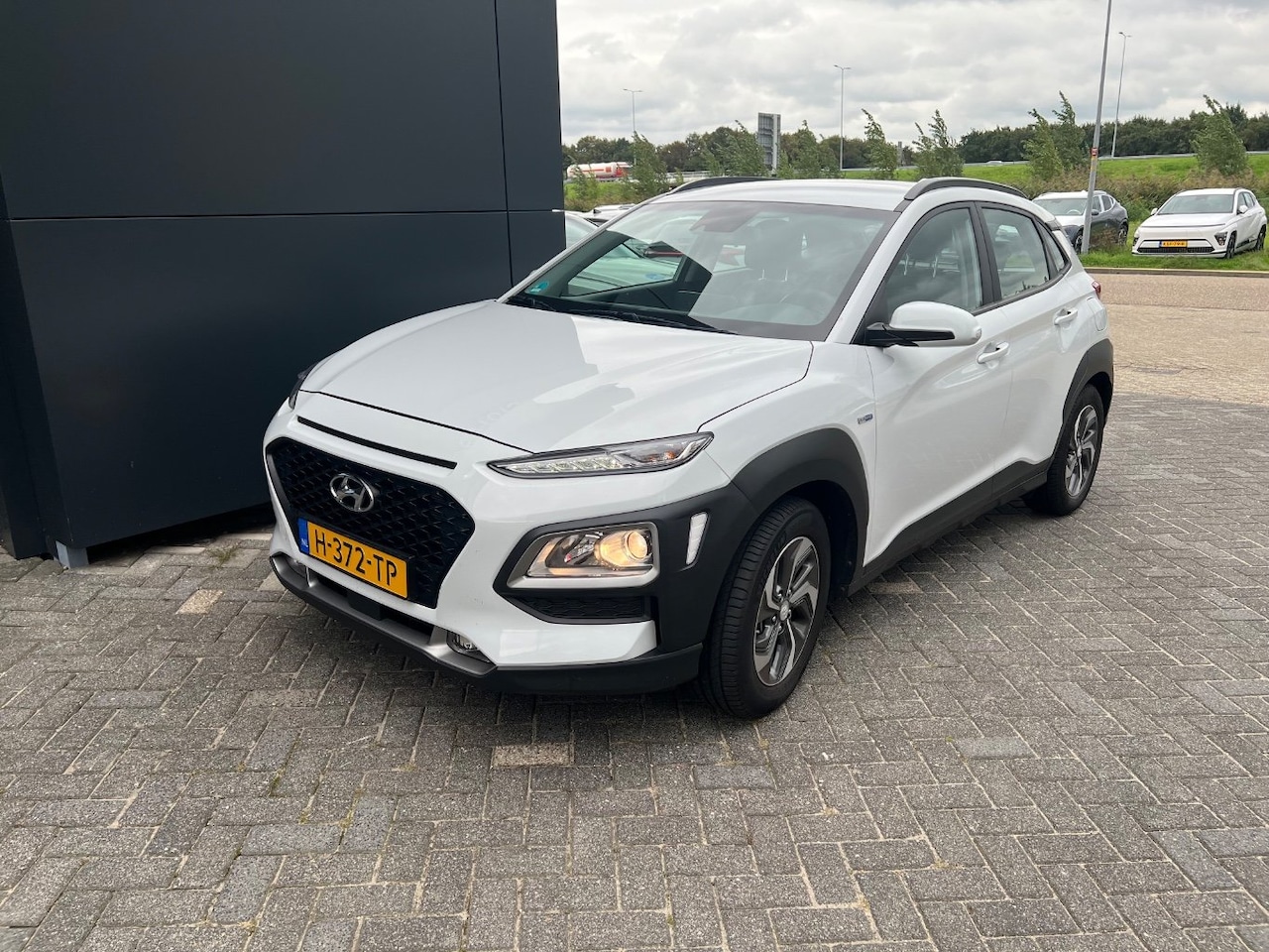 Hyundai Kona - 1.6 GDI 141pk HEV Comfort | Trekhaak | Camera | Carplay | Parkeersensoren | Climate contro - AutoWereld.nl