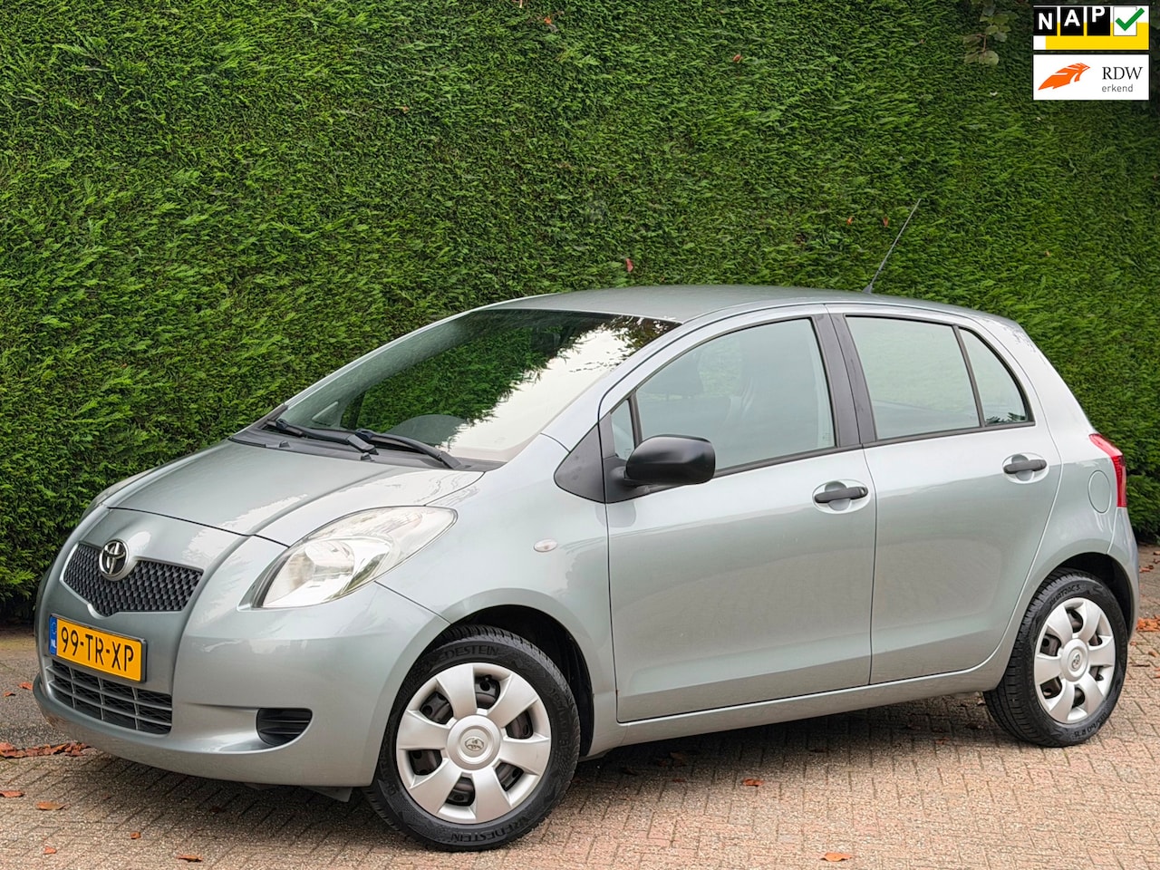 Toyota Yaris - 1.3 VVTi RIJDT NIEUW/LAGE KM/APK 8-2027/5DRS!!! - AutoWereld.nl