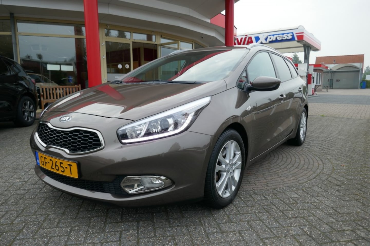 Kia Cee'd - 1.6 GDI COMFORTLINE  AIRCO/TREKHAAK/CAMERA/CRUISECONTROLE - AutoWereld.nl