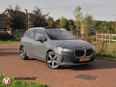 BMW 2-serie Active Tourer - 225e xDrive | Panoramadak | Harman Kardon | Camera| Sfeerverlichting | NL-Auto |