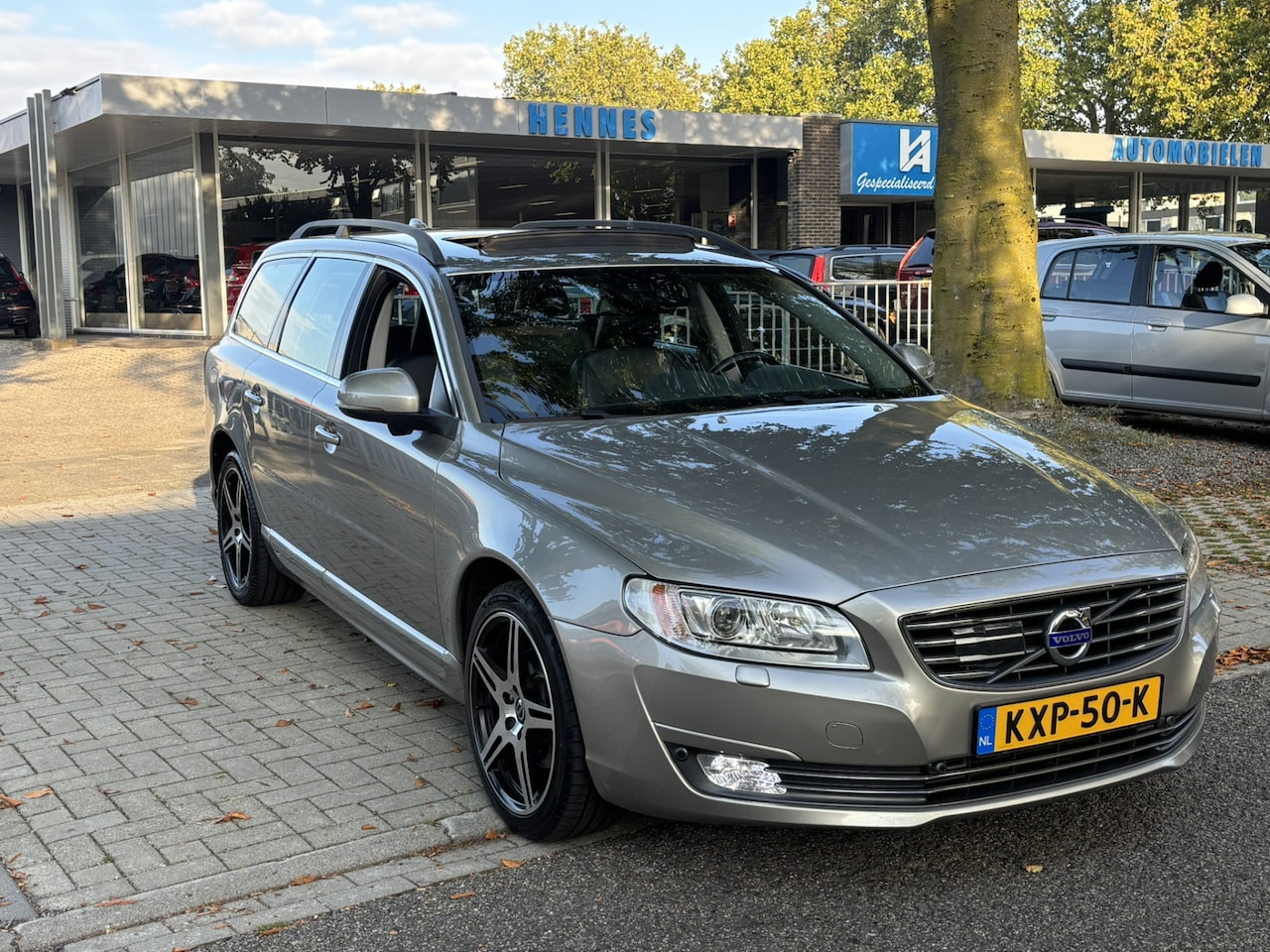 Volvo V70 - 2.0 T5 245pk Aut8 Schuifdak ACC Keyless Standkachel - AutoWereld.nl