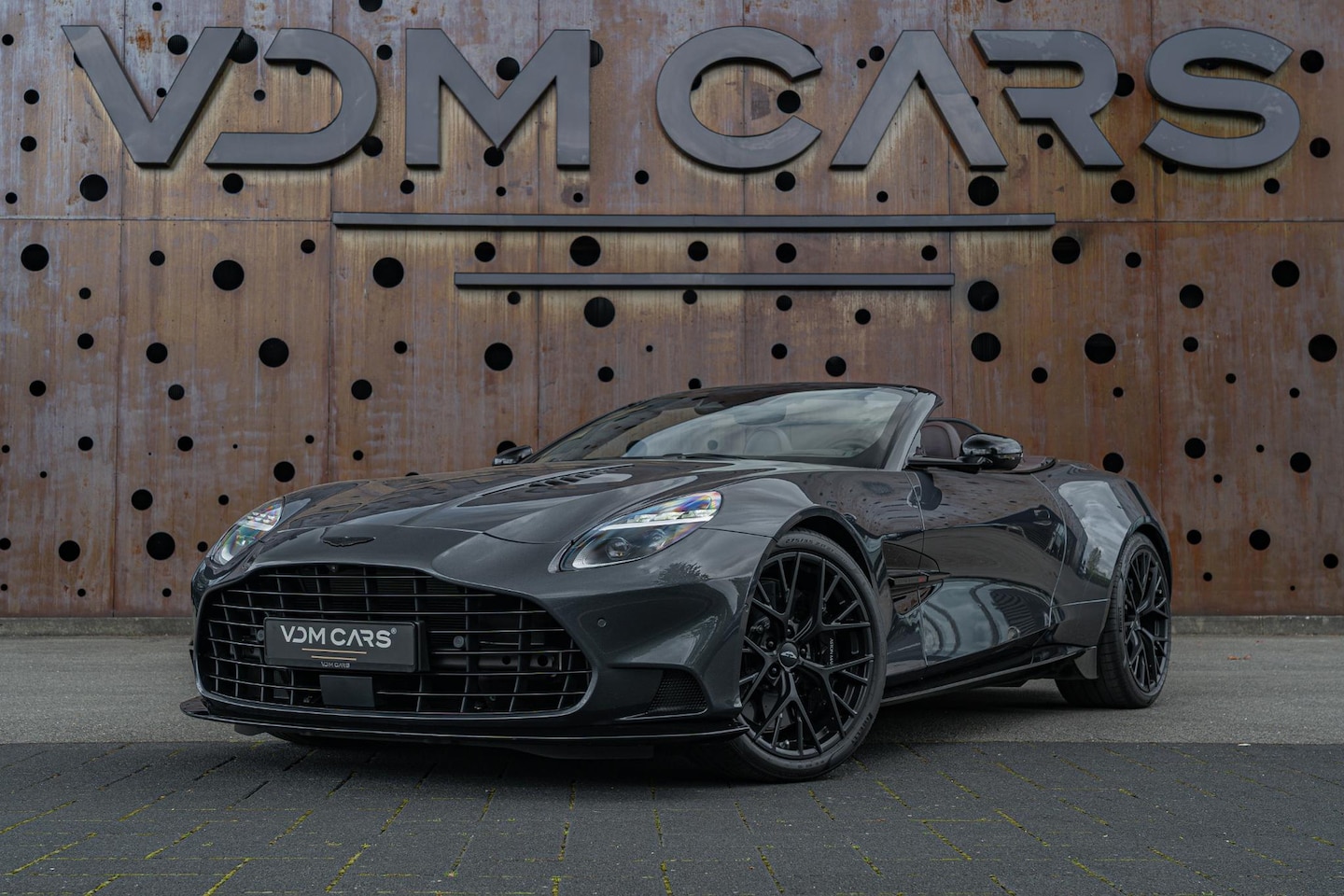 Aston Martin Vanquish Volante - | QUICKSILVER TITANIUM UITLAAT | 16-WAY SEATS | BOWERS & WILKINS | BLACK PACK | 360 | KERA - AutoWereld.nl