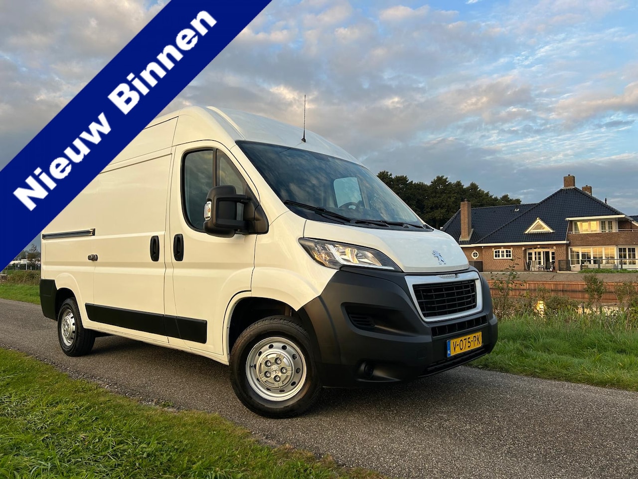 Peugeot Boxer - 330 2.0 BlueHDI L2H2 Premium | 3 Zitplaatsen | Bluetooth | Airco | Cruise - AutoWereld.nl