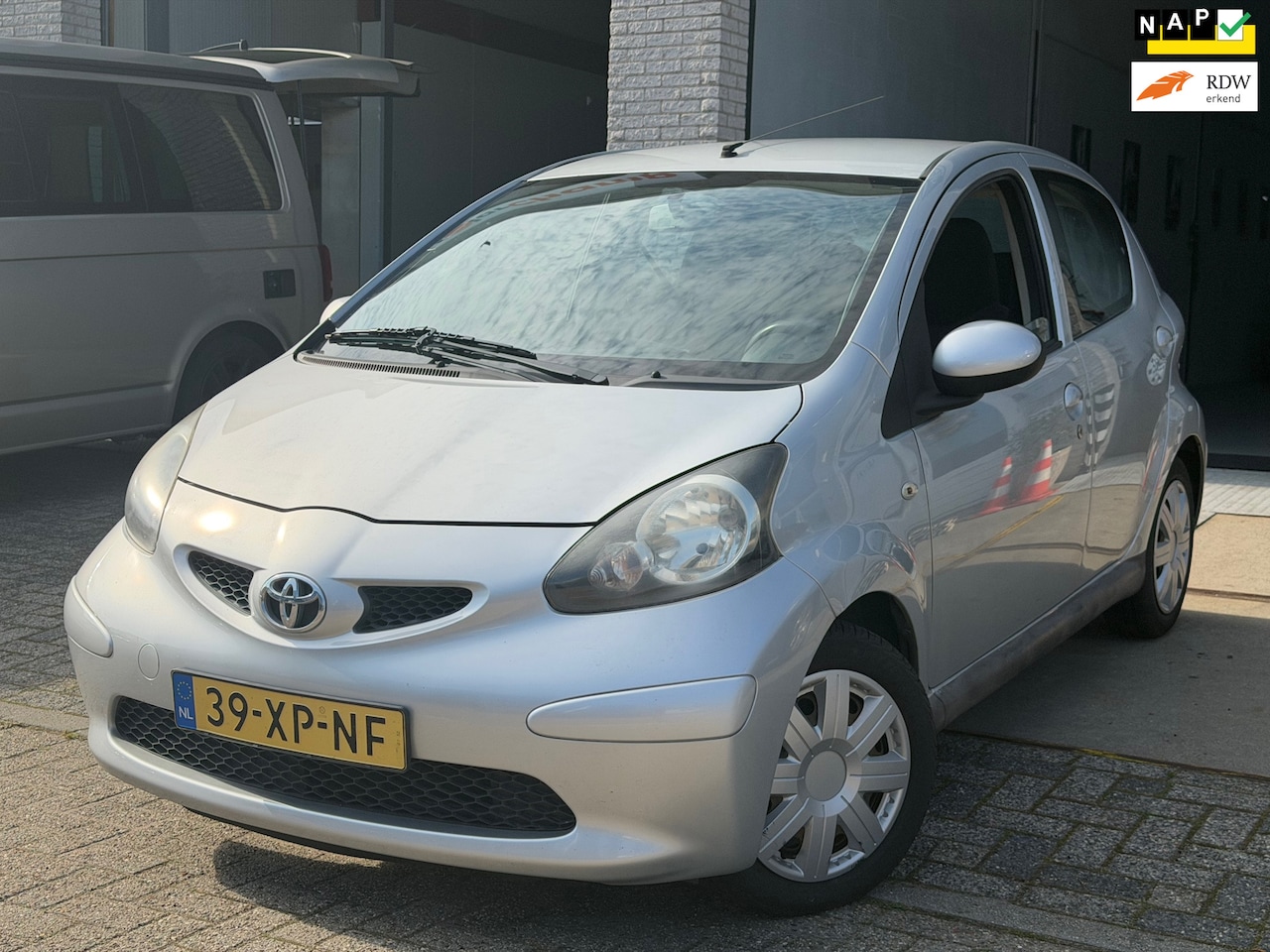 Toyota Aygo - 1.0-12V +/ 5drs/ nap/ 1jaar apk/ goed onderhouden/ airco/ EL-ramen/ zeer nette auto. - AutoWereld.nl