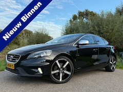 Volvo V40 - 1.6 T4 R-Design | Panoramadak | Camera | Leder/Alcantara | 18" Velgen | Stoelverwarming |