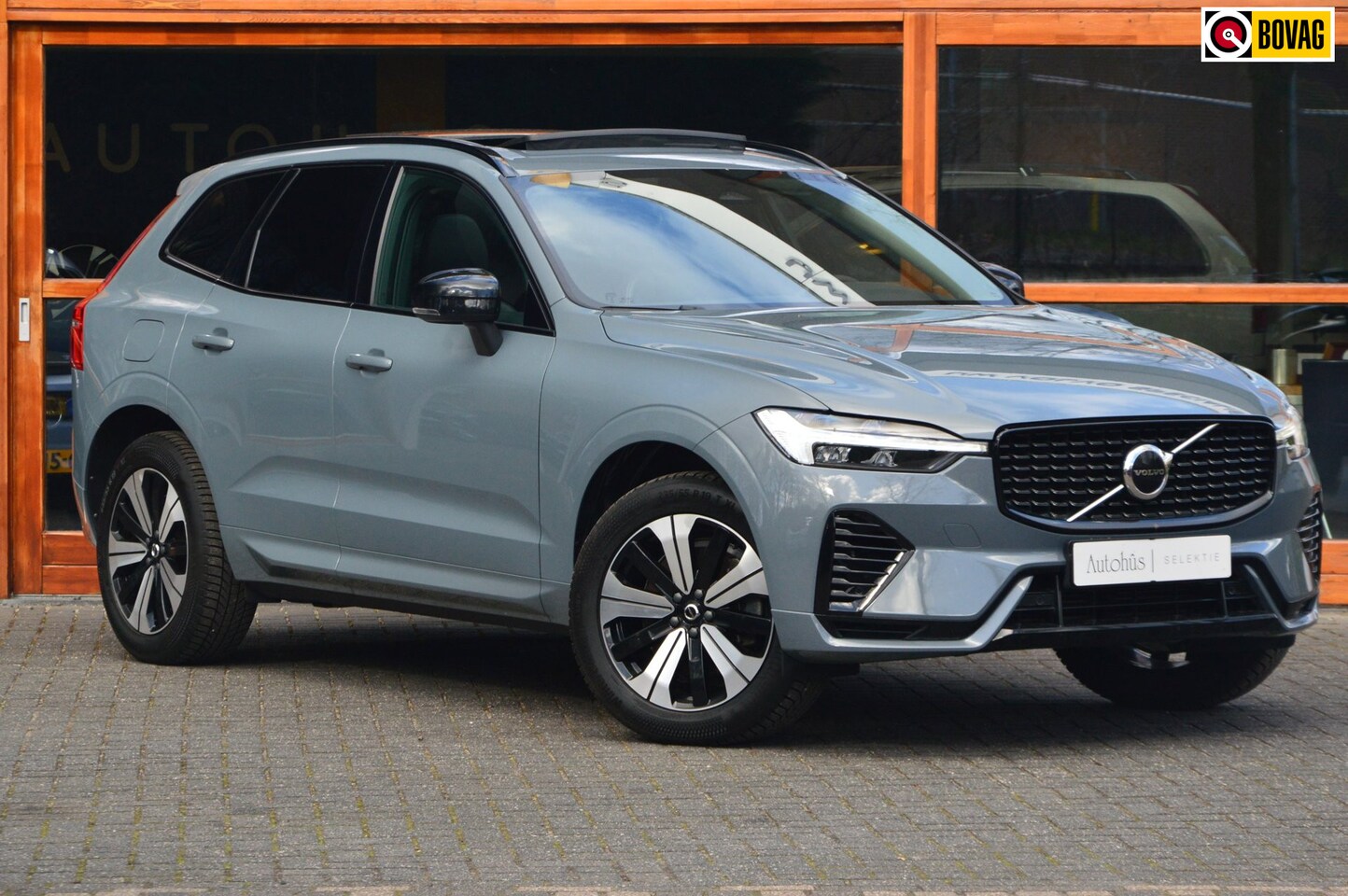 Volvo XC60 - T6 Hybride AWD Plus Dark LONG RANGE | 360° Camera | Panoramadak | Trekhaak | Stoel + Stuur - AutoWereld.nl