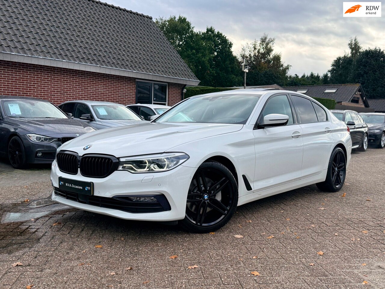 BMW 5-serie - 530i xDrive Executive Sport Line|Carplay|Keyless|Head Up|Soft Close|Dakje|Round View|Leder - AutoWereld.nl