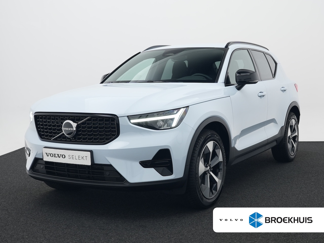 Volvo XC40 - B4 Plus Dark | Harman/Kardon | Elek Stoelen | Camera | Trekhaak | All Season | Adaptive Cr - AutoWereld.nl
