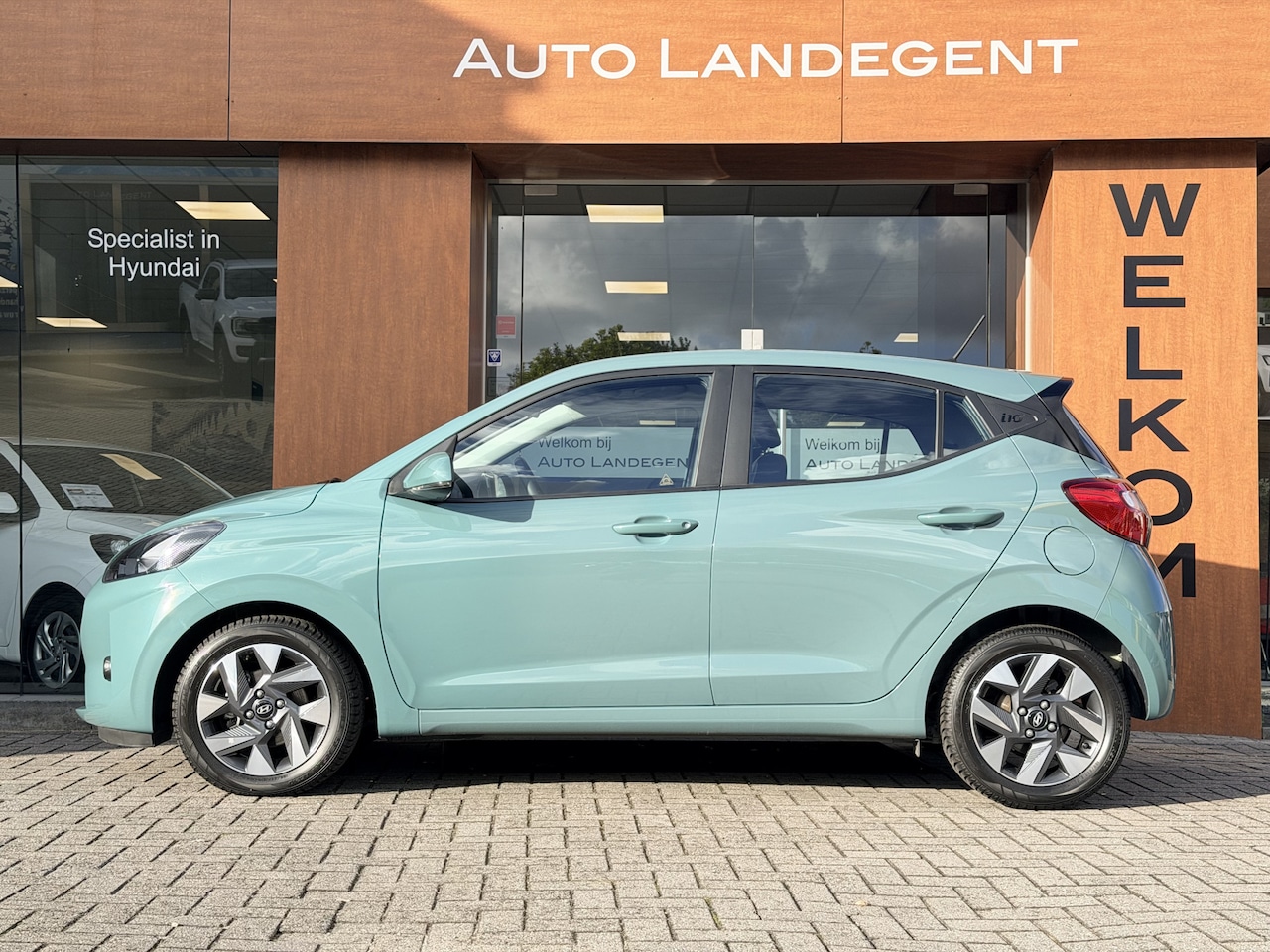 Hyundai i10 - 1.0 Premium 5-zits Automaat | Carplay | Nav | DAB | Bluetooth | Camera | Stoel/ stuur verw - AutoWereld.nl