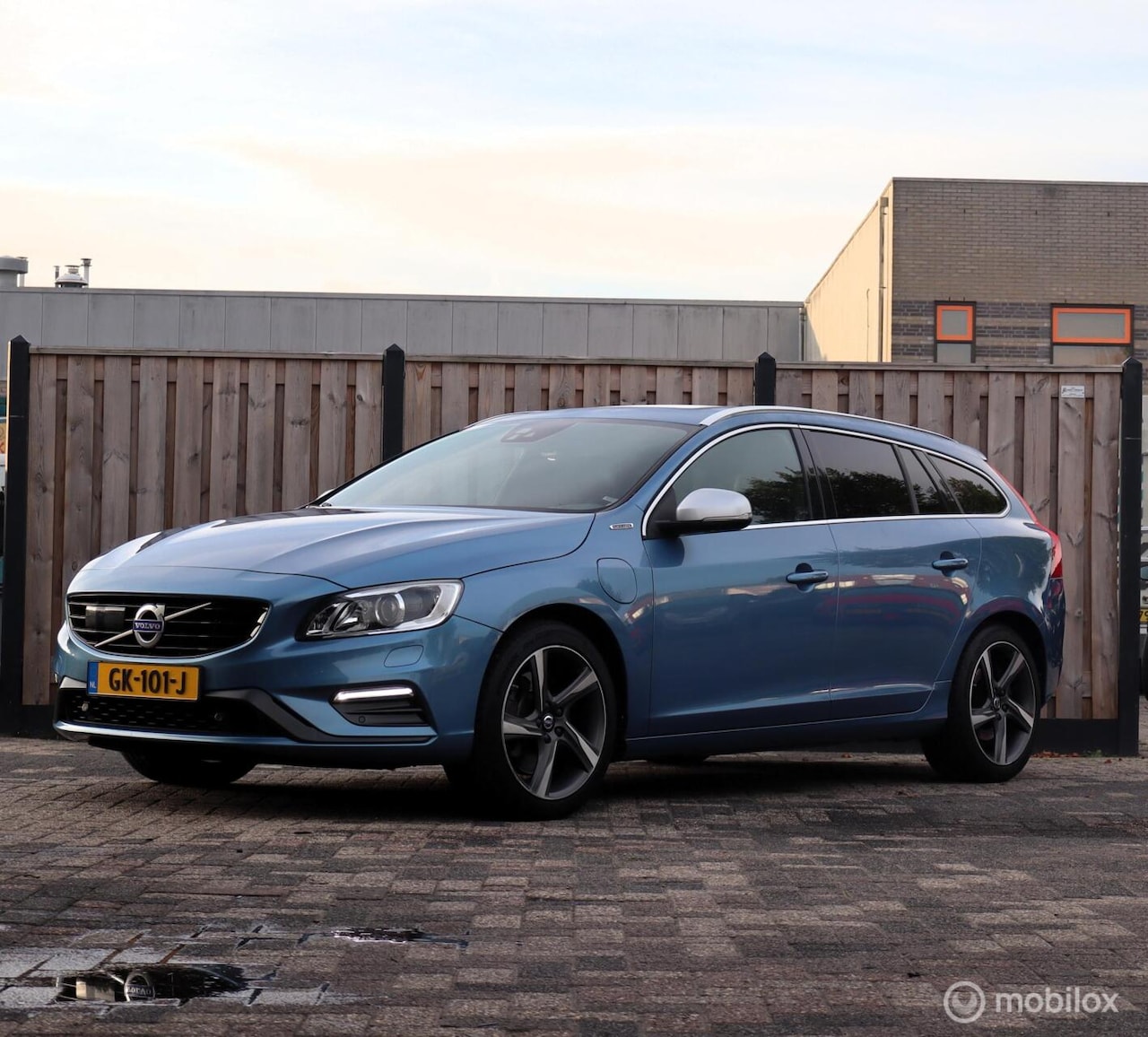 Volvo V60 - 2.4 D6 Twin Engine R-Design nieuw distrib - AutoWereld.nl