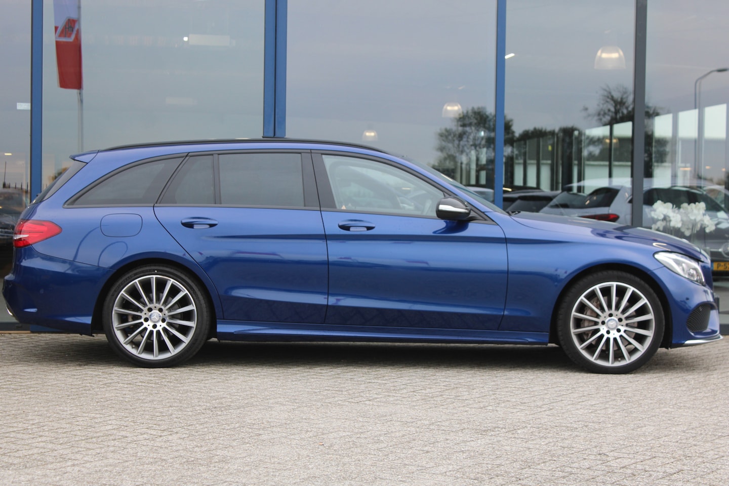 Mercedes-Benz C-klasse Estate - 400 AUT9 4MATIC AMG Line NIGHT PAKKET PANORAMADAK HEAD-UP LUCHTVERING LEDER MEMORY TREKHAA - AutoWereld.nl