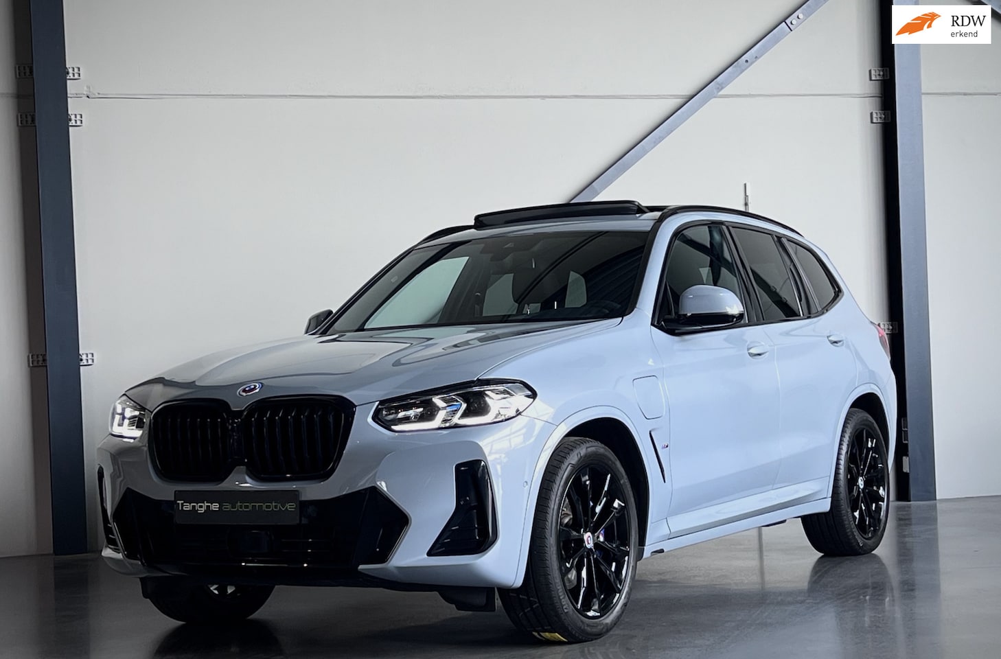 BMW X3 - XDrive30e M-Sport, Pano, ACC, Head-Up, Leer, Laser - AutoWereld.nl