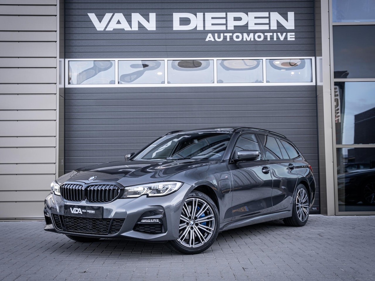 BMW 3-serie Touring - 330e High Executive - M-Sport l Laser l Pano l Trekhaak l HUD - AutoWereld.nl