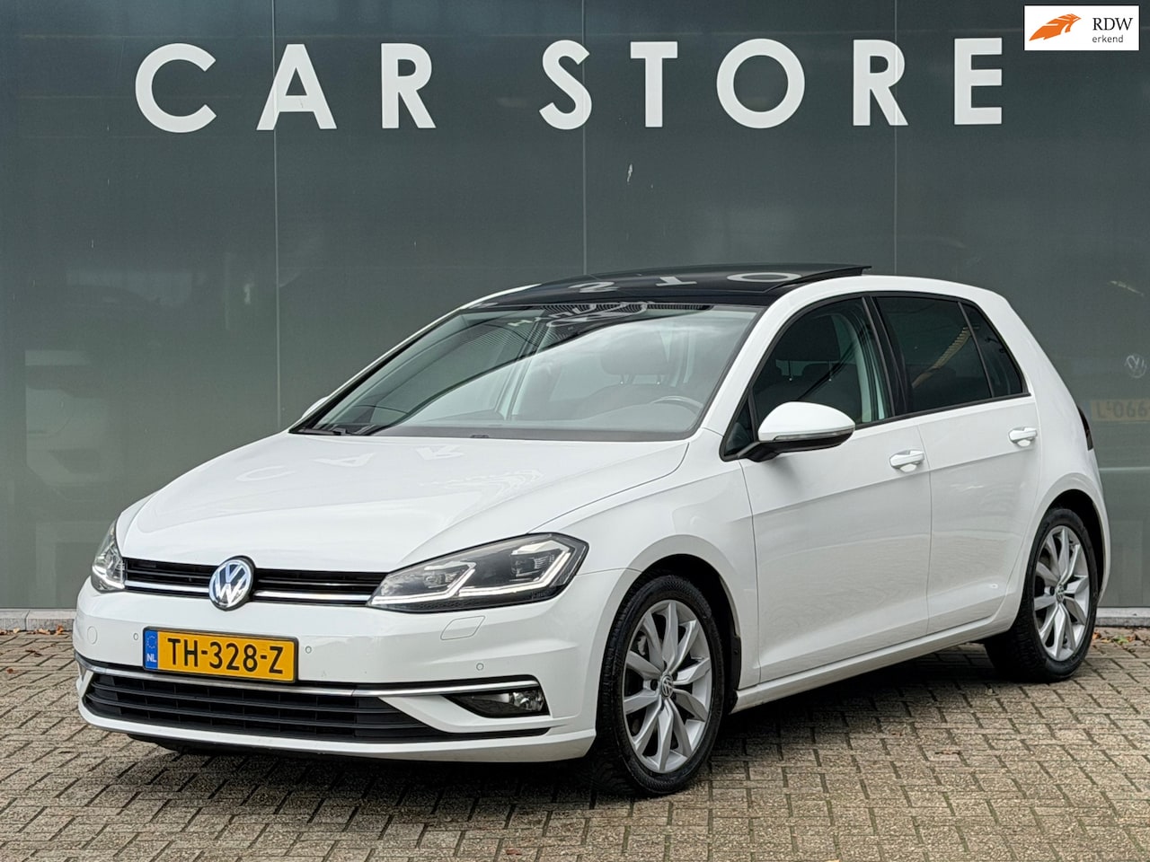 Volkswagen Golf - 1.5 TSI Highline Business R Virtual / Pano / Camera - AutoWereld.nl