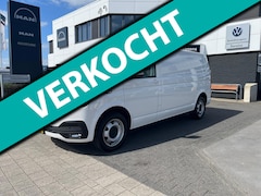 Volkswagen Transporter - T6.1 150 pk DSG L2 - 3200 kg uit. Bumpers in kleur, LED , Trekhaak, Navi, stoelverwarming