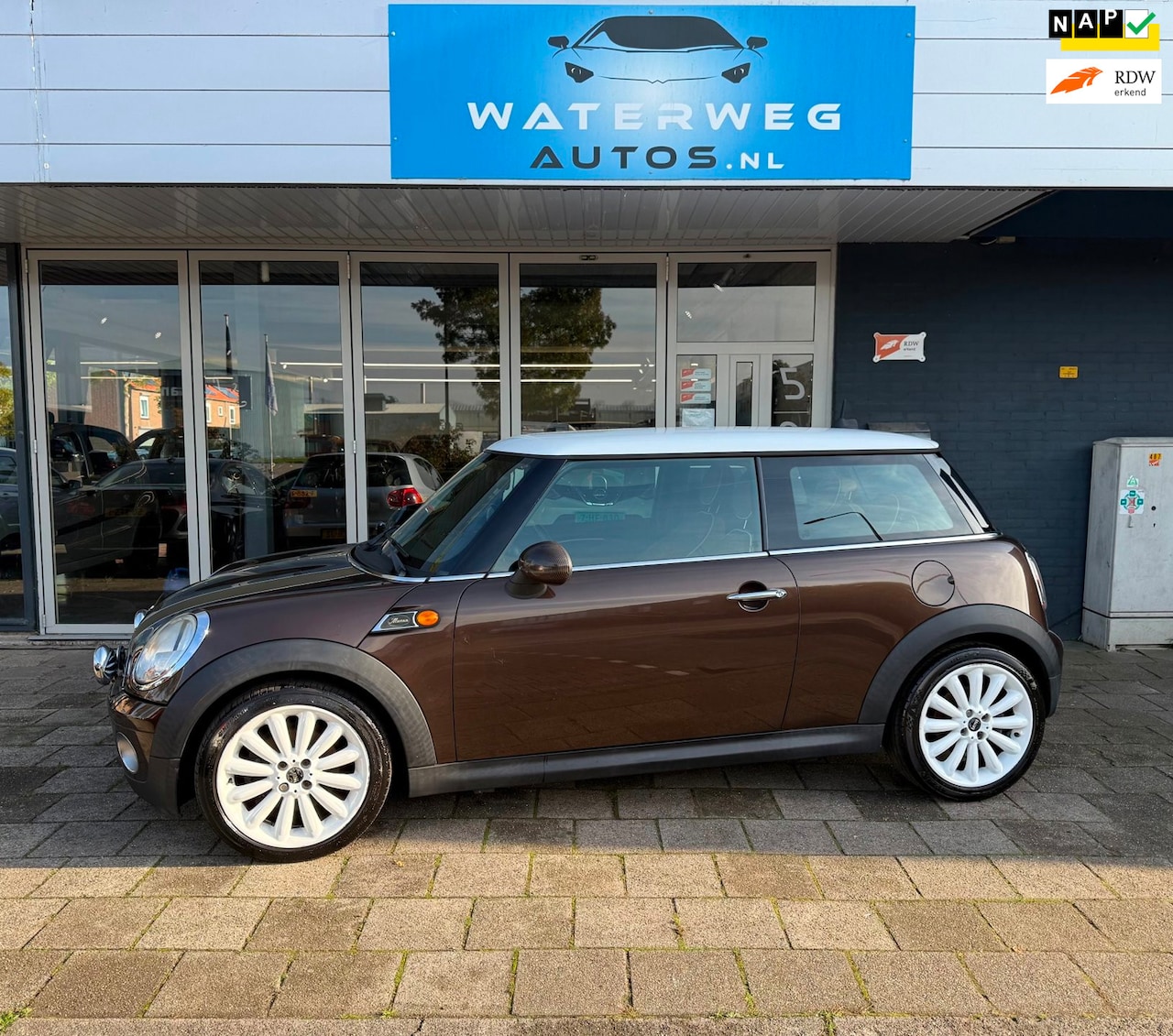 MINI 3-Deurs - 1.6 Cooper Mayfair AIRCO|LEDER|STOEL VERW.|APK TOT 18/10/2027 - AutoWereld.nl