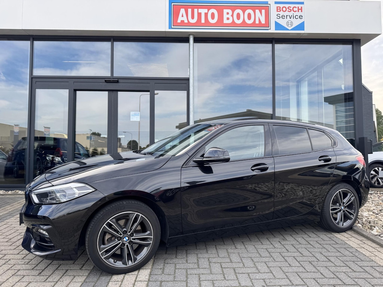 BMW 1-serie - 118i 140PK AUTOMAAT HI PANO/H&K/APPCARPLAY/HUD/ NAVI/DIGICOCKPIT/LED/2XKEYLESS/P-CAM/2XPDC - AutoWereld.nl