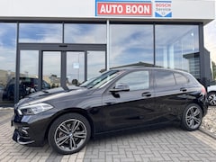 BMW 1-serie - 118i 140PK AUTOMAAT HI PANO/H&K/APPCARPLAY/HUD/ NAVI/DIGICOCKPIT/LED/2XKEYLESS/P-CAM/2XPDC