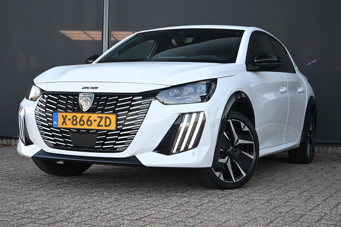Peugeot e-208 - EV GT 51 kWh | Adaptive Cruise | Stoelverwarming & Massage | Alcantara | 360 Camera | Dode - AutoWereld.nl