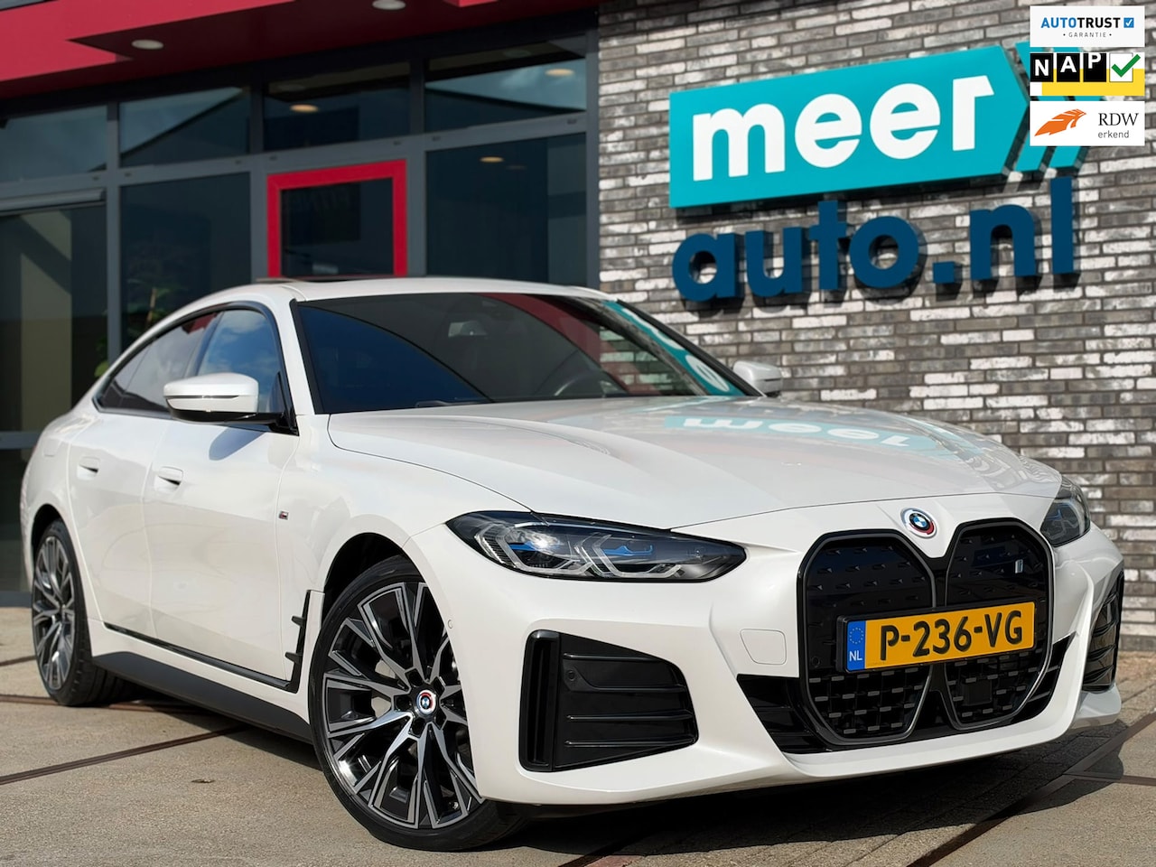 BMW i4 - 40 High Exec. M-SPORT SOH 96.4% l SCHUIFDAK l H/K l HUD l LASER l ACC l EL-STOEL l KEYLESS - AutoWereld.nl